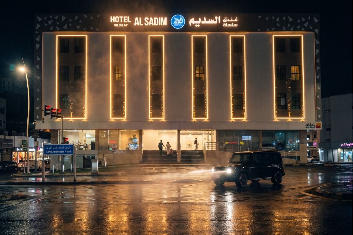 غرفة بسريرين + وصالة