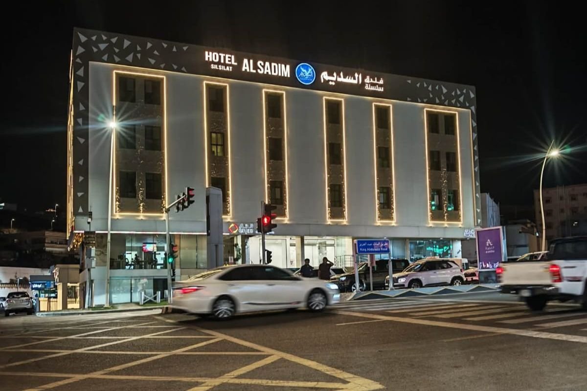 غرفة بسريرين + وصالة